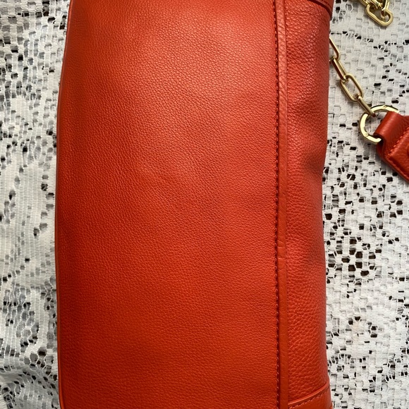 AUTHENTIC TORY BURCH LEATHER CROSSBODY SLING - Picture 9 of 16